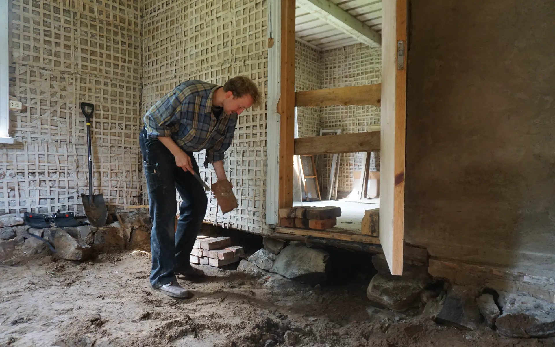 Klaas mauert im Haupthaus ein Punktfundament unter eine Zwischenwand