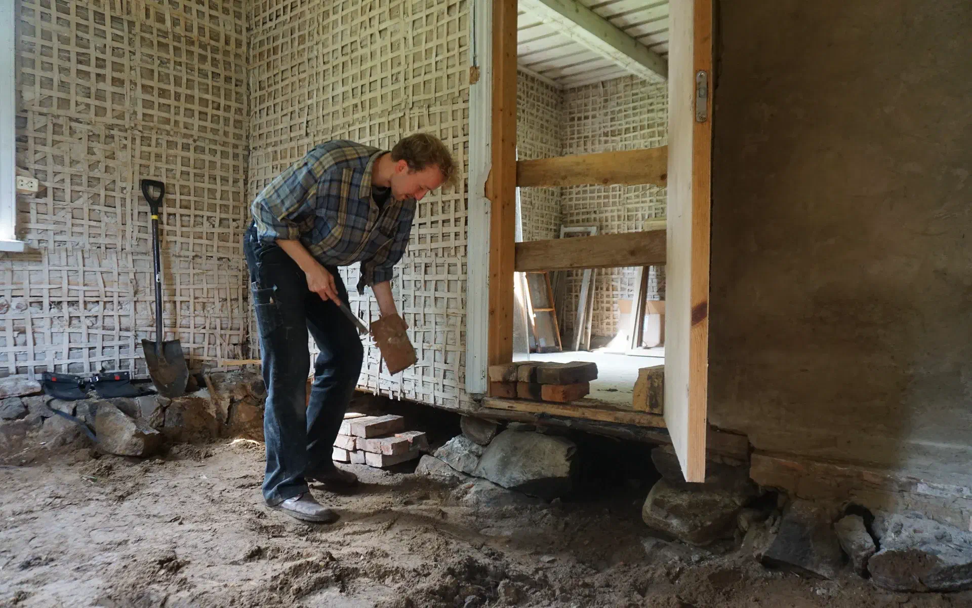 Klaas is building a point foundation under a partition wall in the main house.