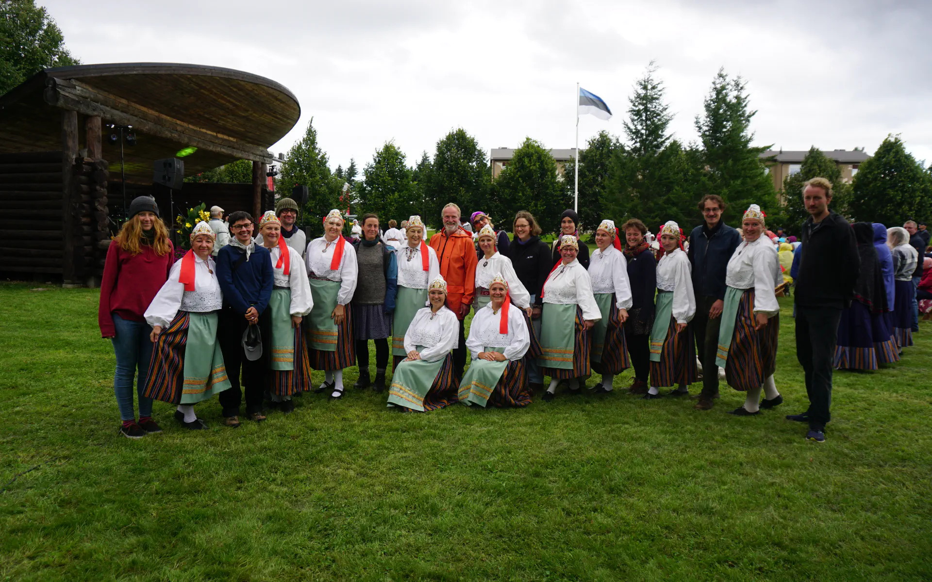 Ein Gruppenfoto von uns mit einer Tanzgruppe, die an der Vorführung teilgenommen hat