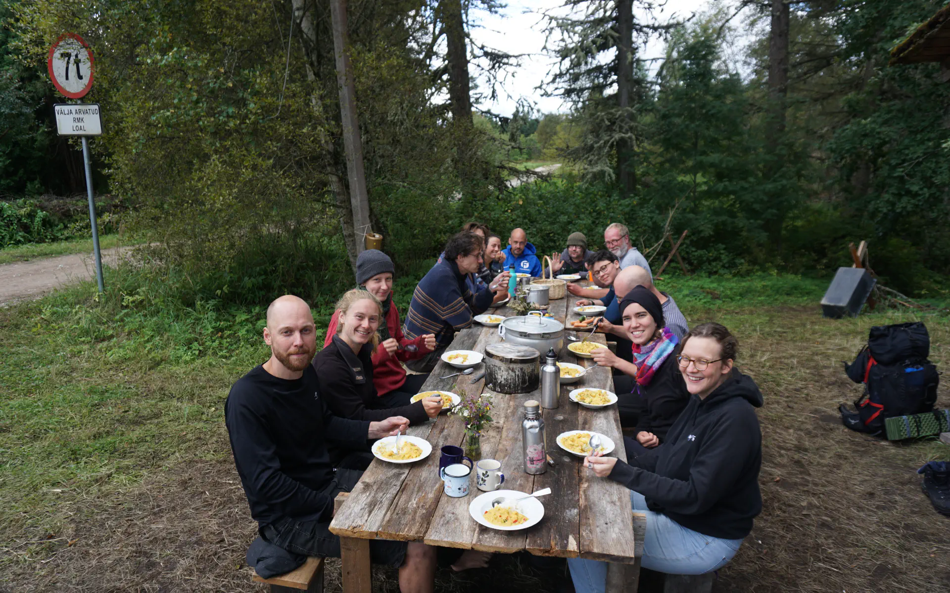 Wir sitzen zusammen beim Mittagessen um die gedeckte Tafel