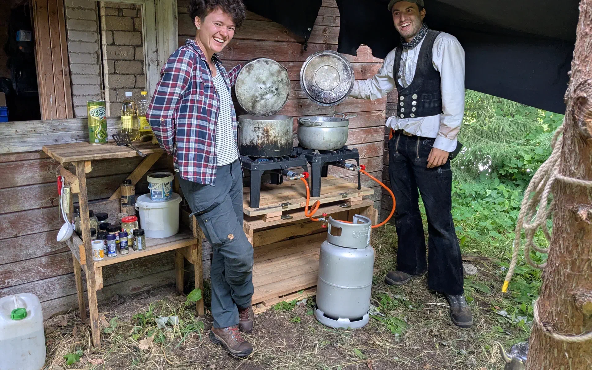 Lola and Anton present the wooden box for the gas stoves