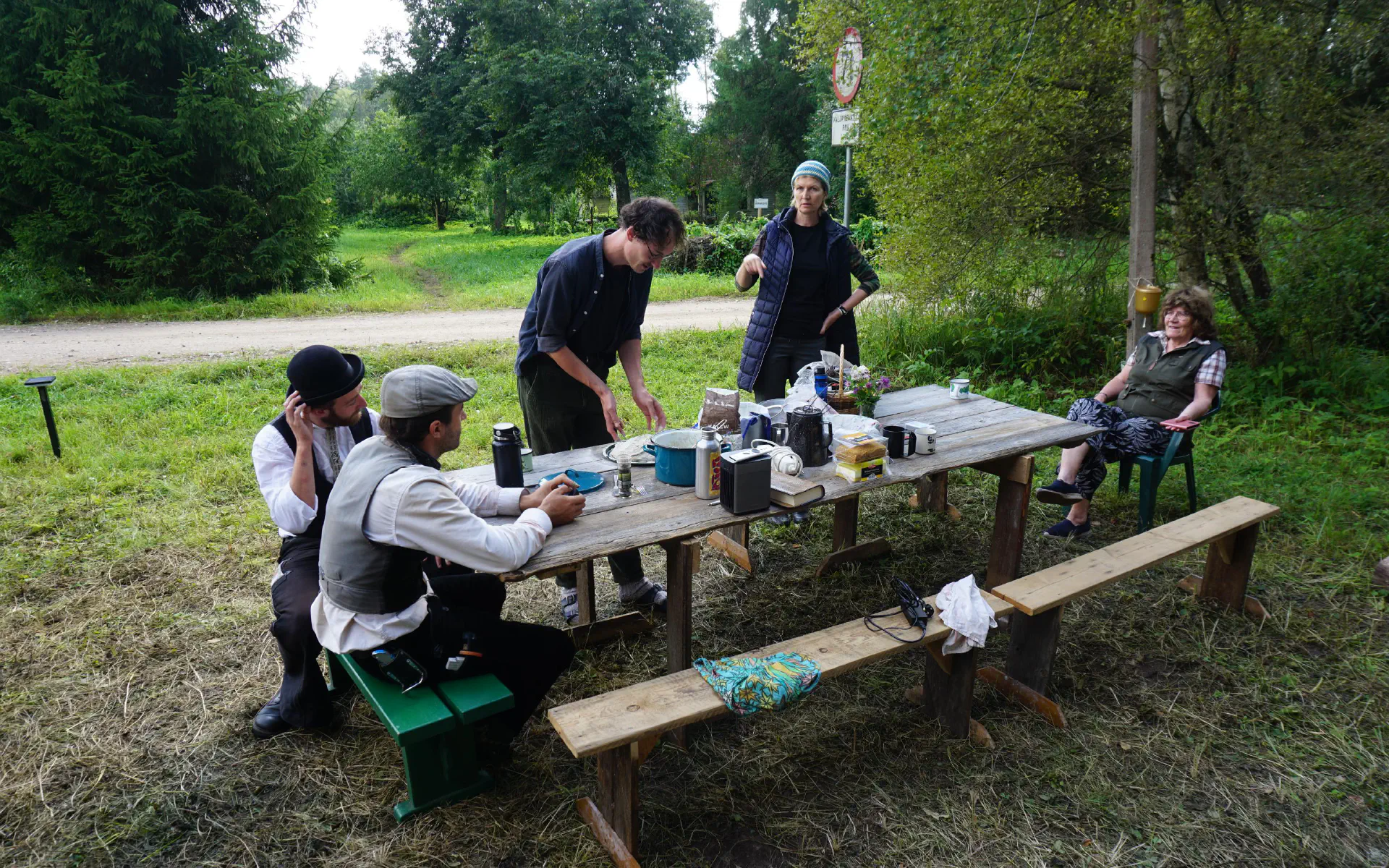Krista und Marju sitzen mit Anton, Paul und Lukas am Kaffeetisch