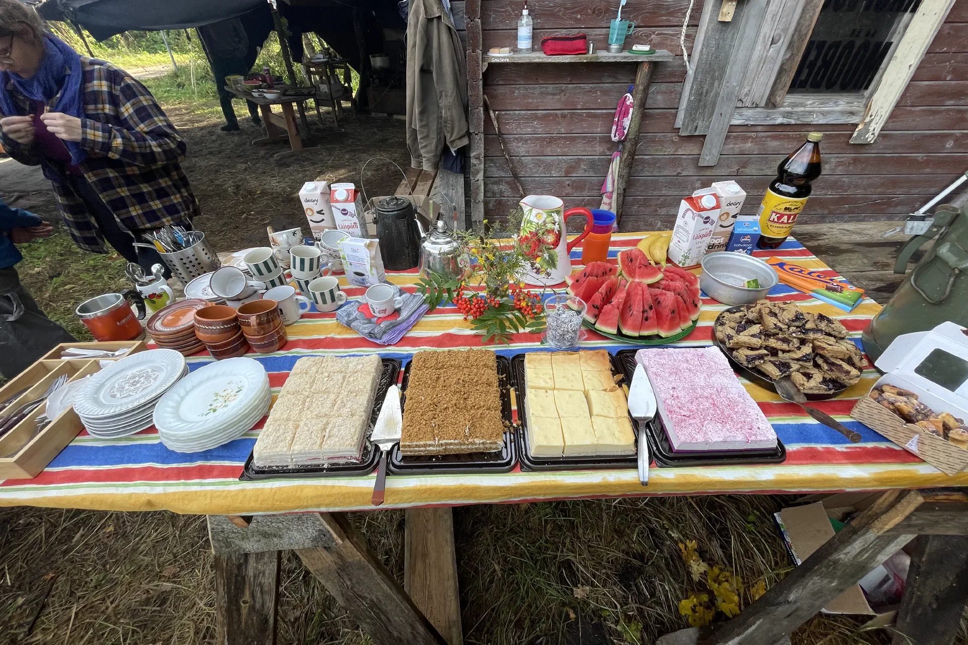 Auf der Buffettafel stehen vier verschiedene Kuchen, eine selbstgebackene Linzer Torte, Melonen, Kvass und Kaffee