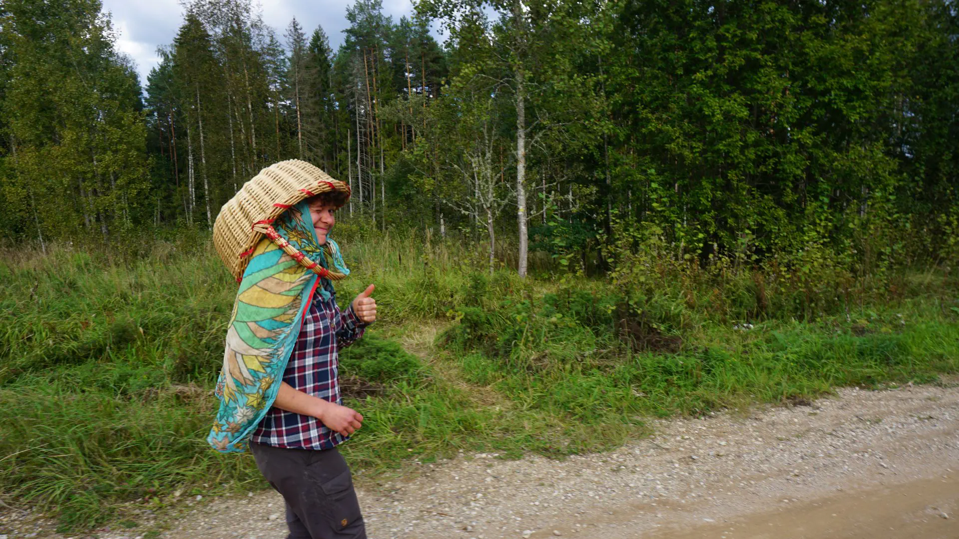 Lola geht in auf Pilzjagt. Zum Schutz vor Hirschläusen hat sie ein langes Tuch im Nacken und einen geflochtenen Korb auf dem Kopf. Sieht ein wenig unkonventionell aus