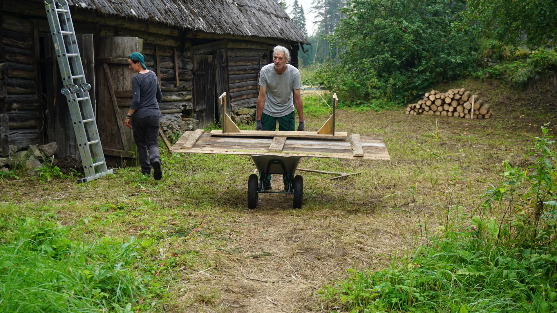 Rüdiger brings a self-built bench and a table top to the fairground on a wheelbarrow
