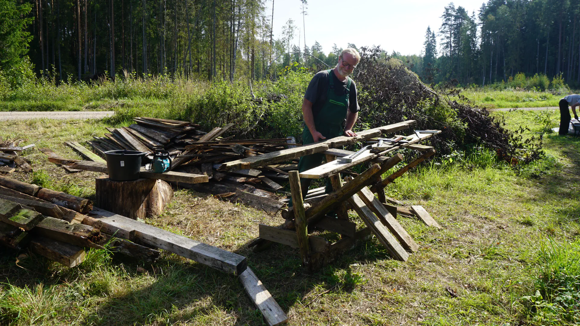 Tobias presents a de-nailed beam on the self-built supports
