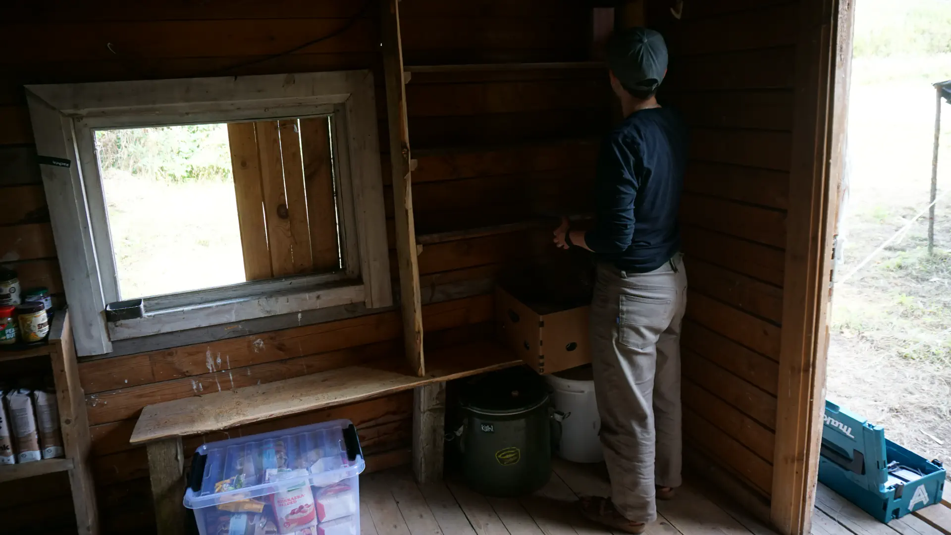 Janne stands in front of the finished kitchen shelf