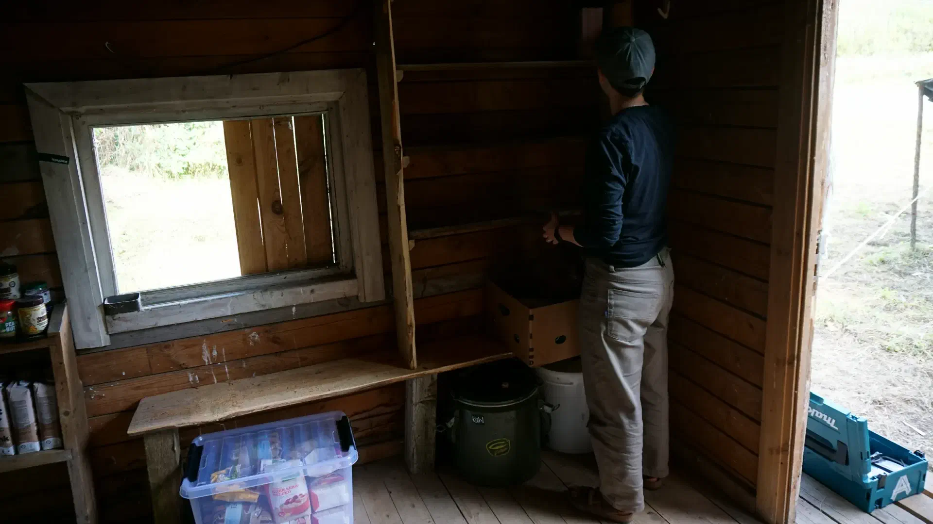 Janne stands in front of the finished kitchen shelf