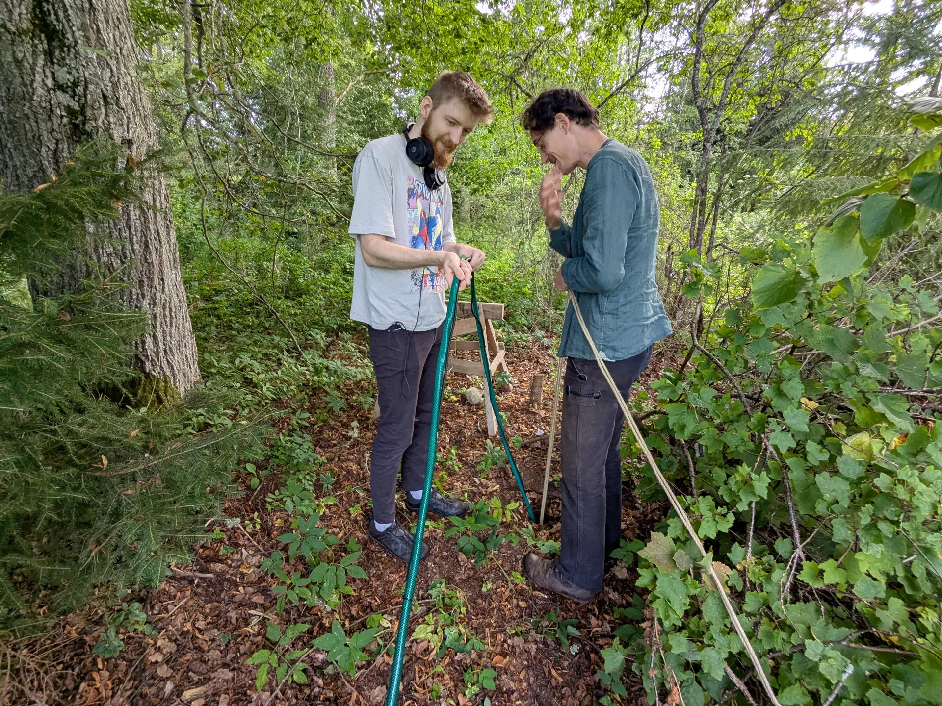 Lukas und Georg lower the water pump