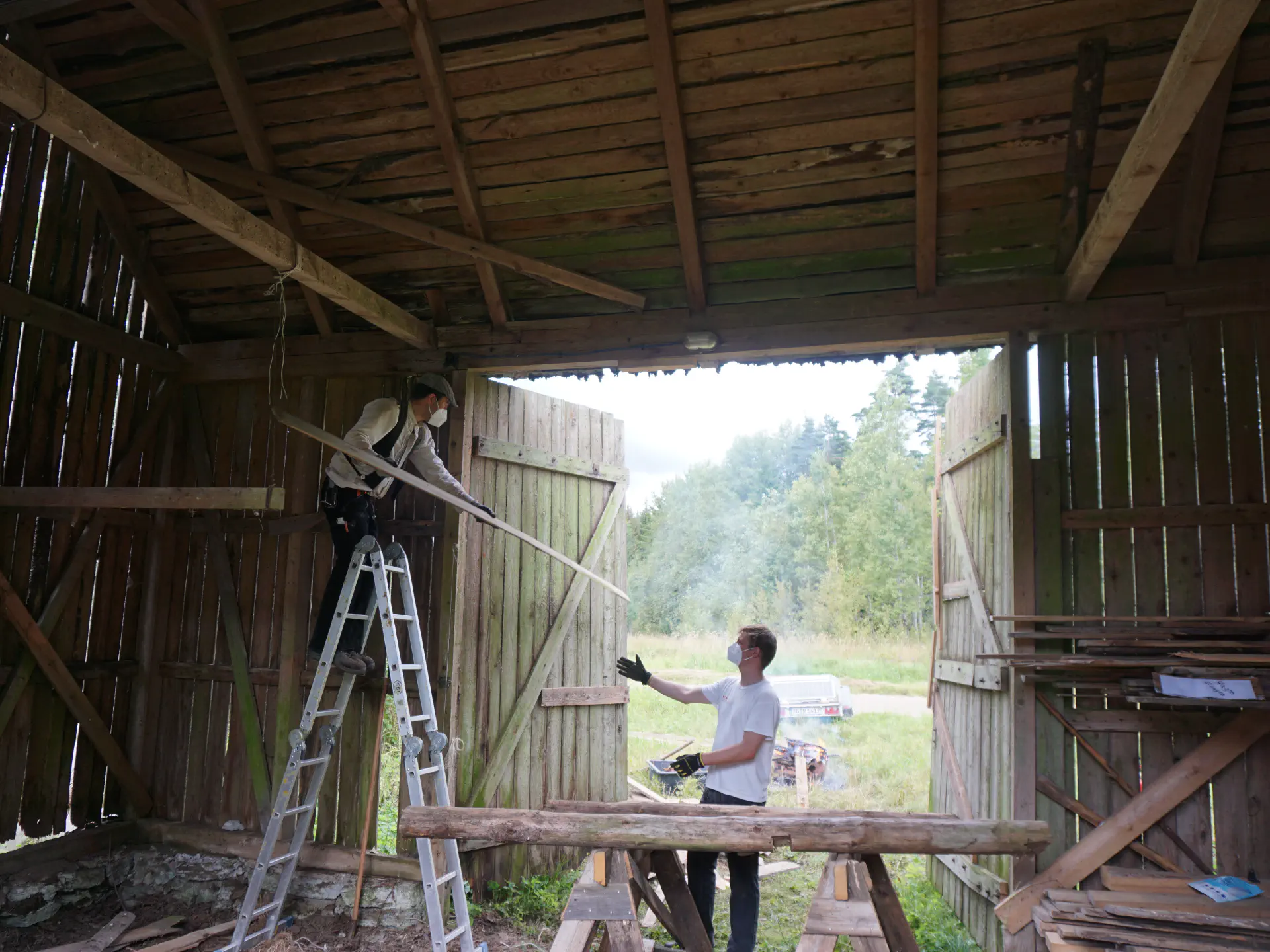 From the ladder, Anton is passing a board to Hagen