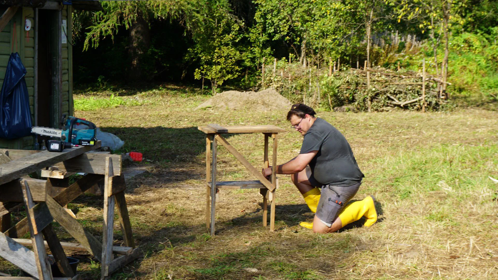 Sören checks the finished shelf, which looks a bit like a desk