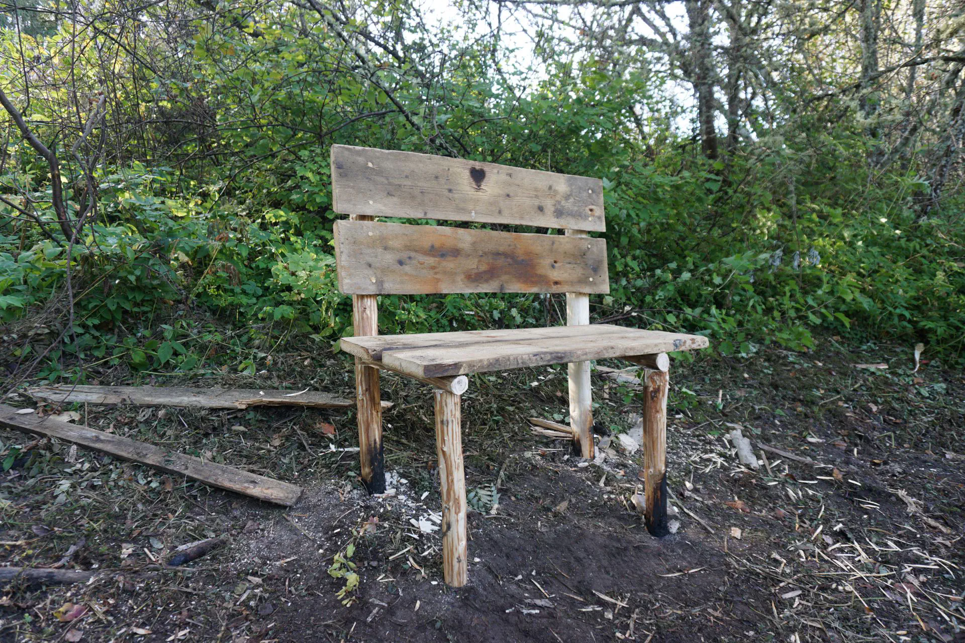 The romantic bench is now finished and even has a heart engraved on it.