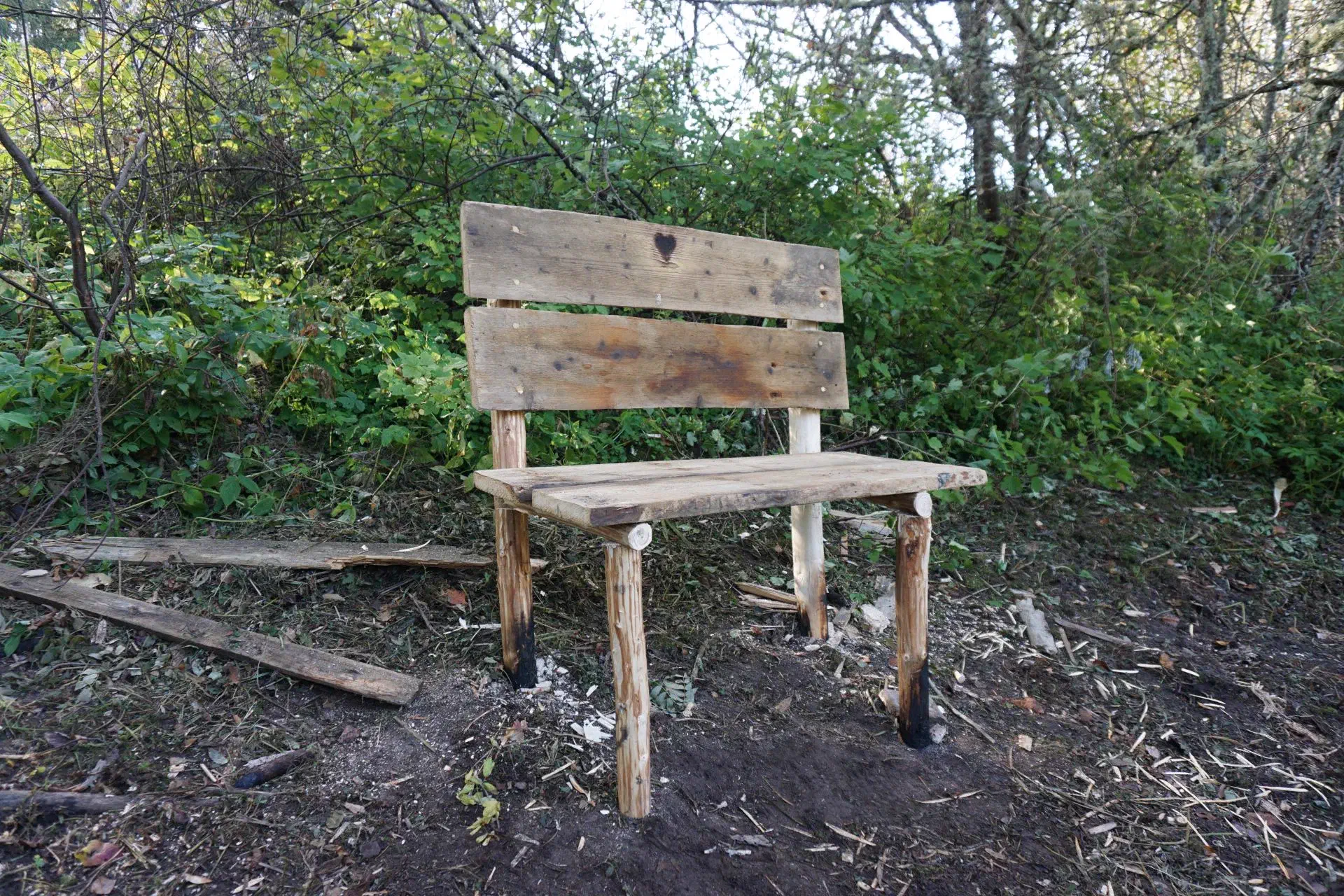 The romantic bench is now finished and even has a heart engraved on it.