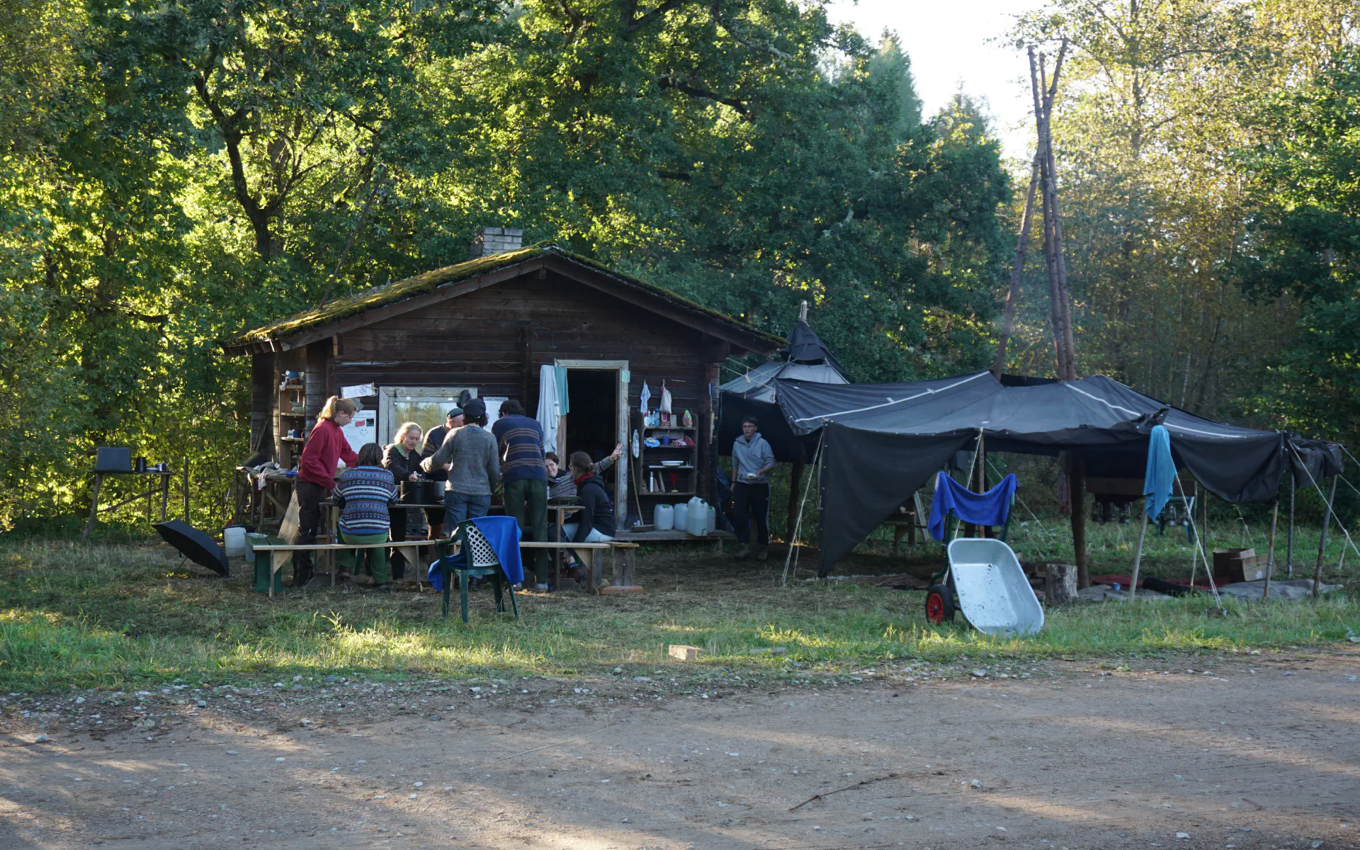 Die Gruppe steht um den Tisch und bereitet das Abendessen vor