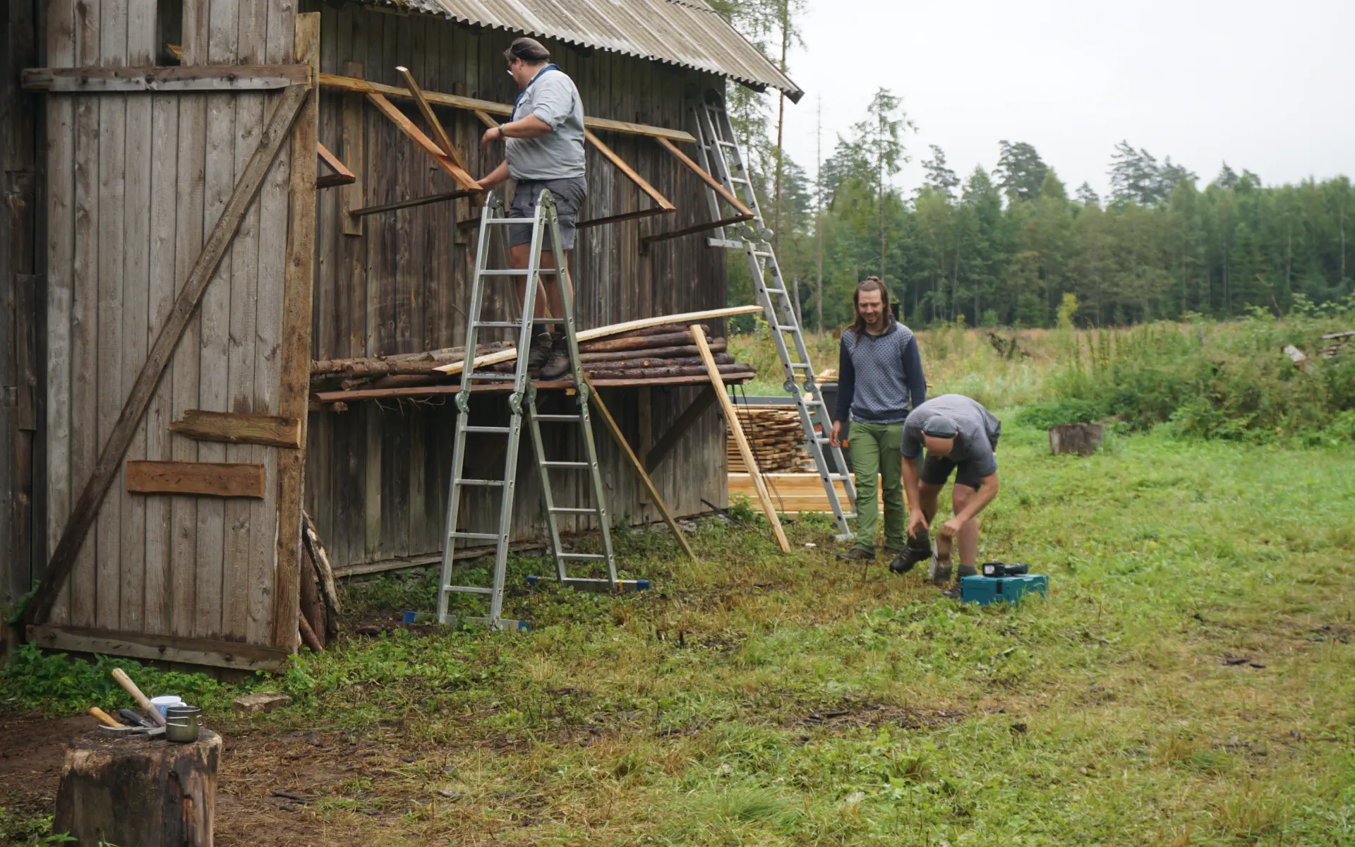Sören, Nils und Basti bauen ein Dach für das Holzlager außer an der Scheune