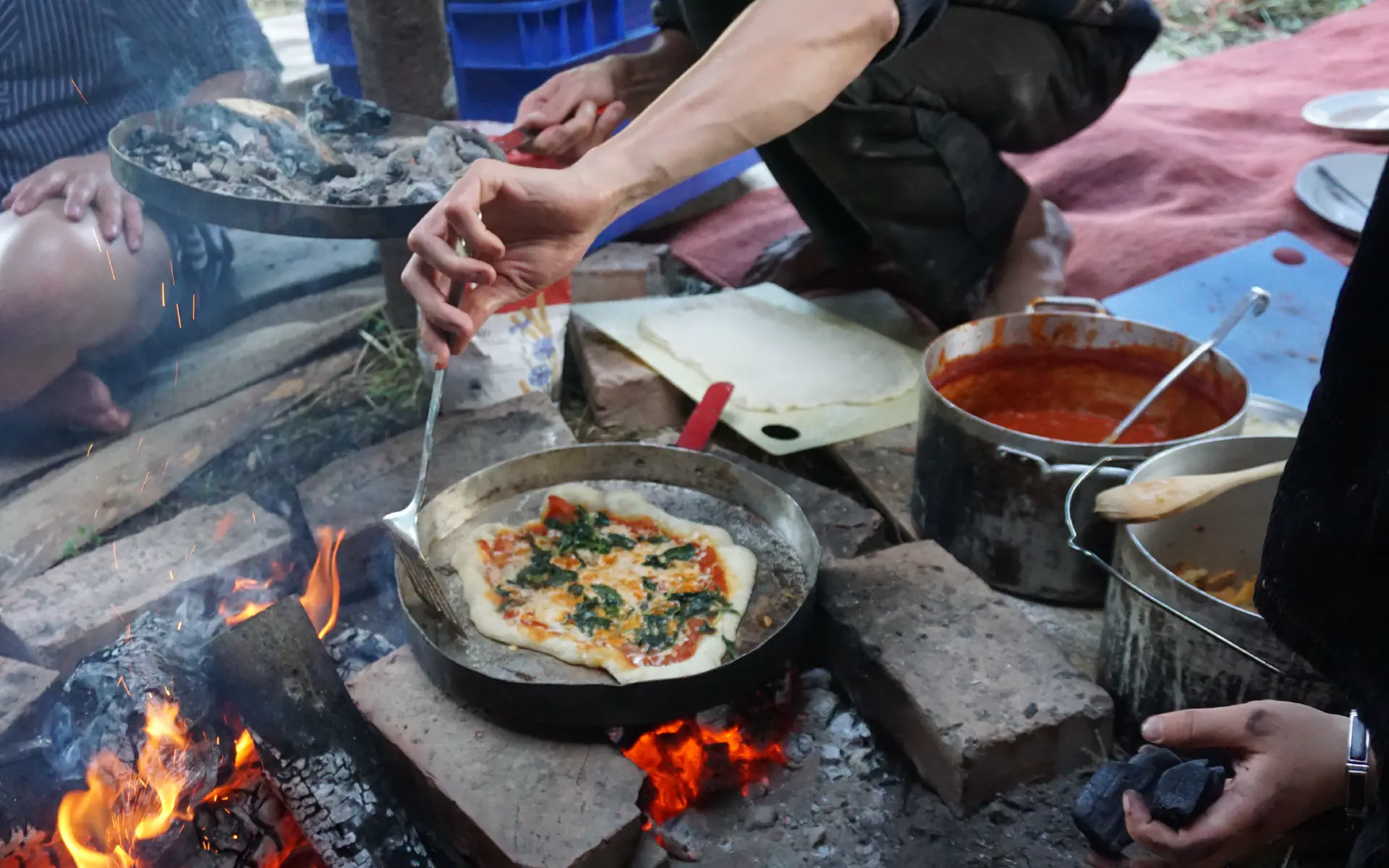 Die Pizza backt im Topfdeckel
