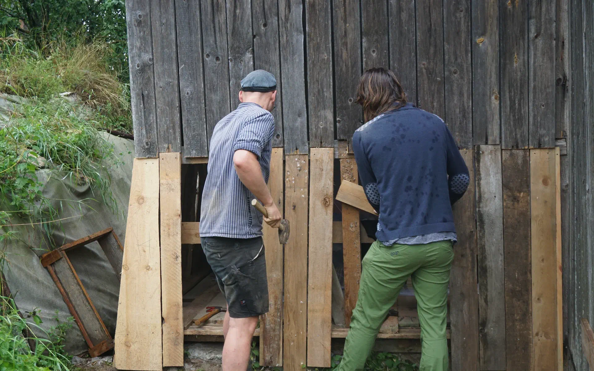 Nils and Basti are working on the exterior boarding of the barn.