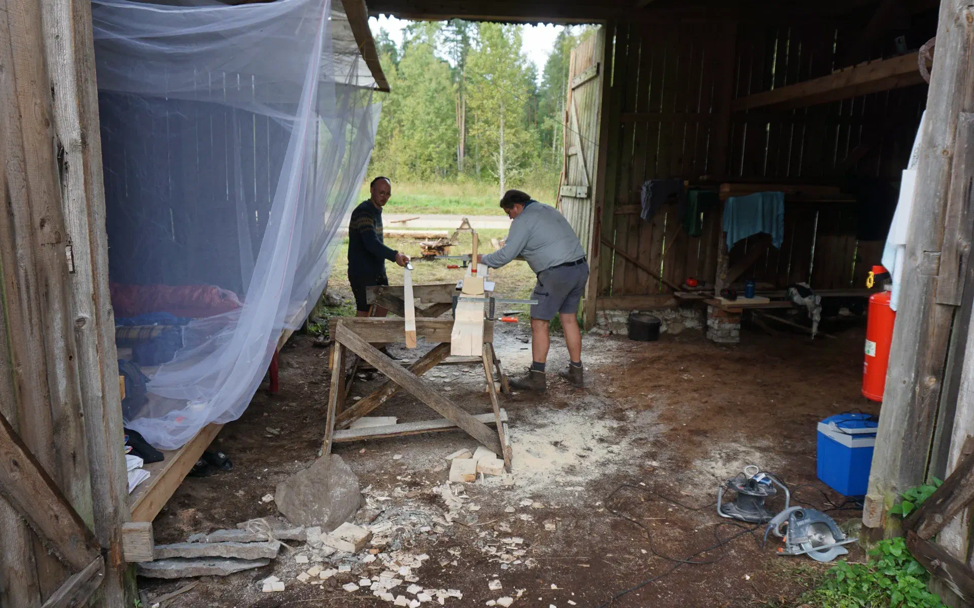 Sören and Nils are working on wooden beams in the barn.