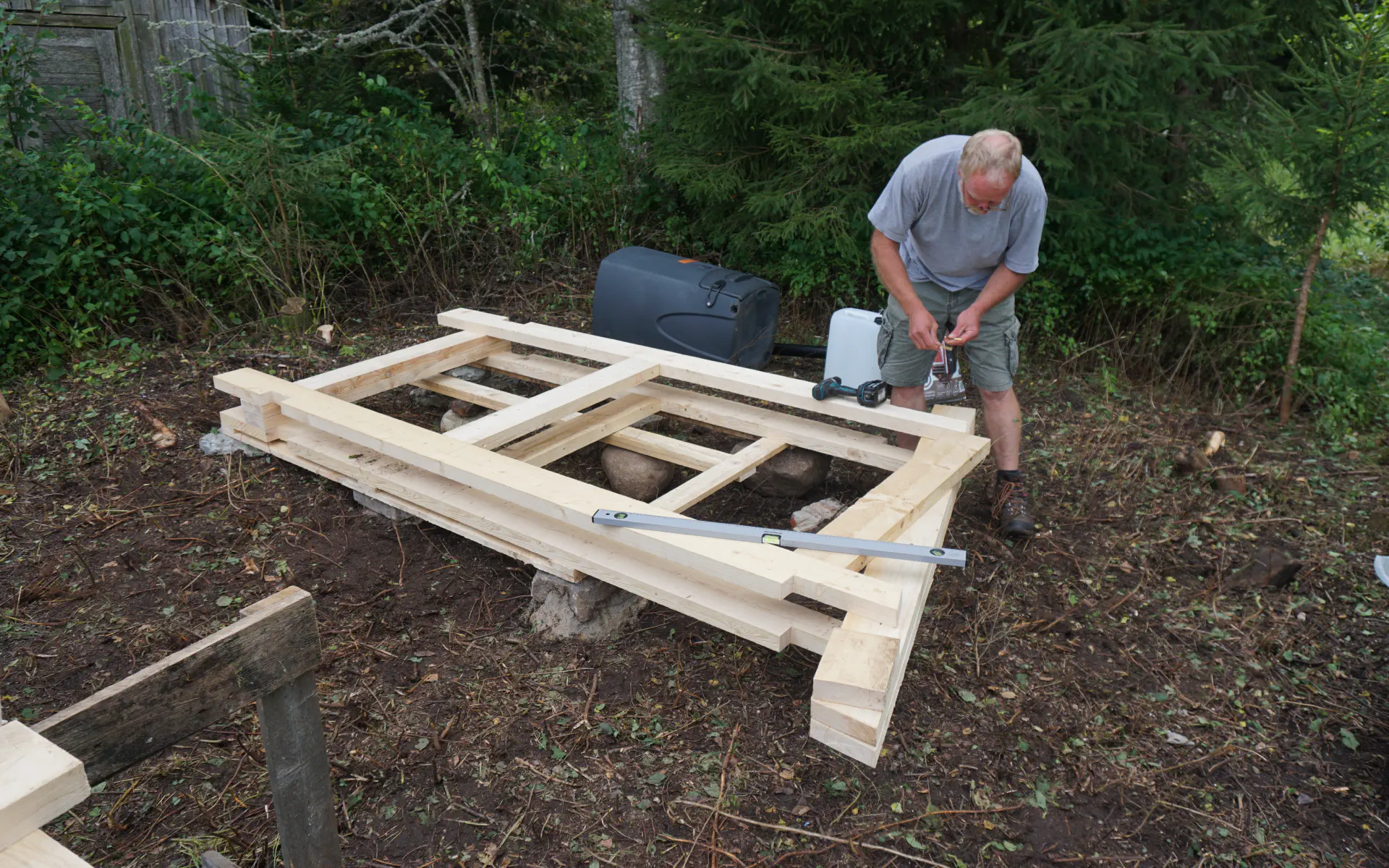 Zwei Seitenwände für das Klohaus liegen bereit.