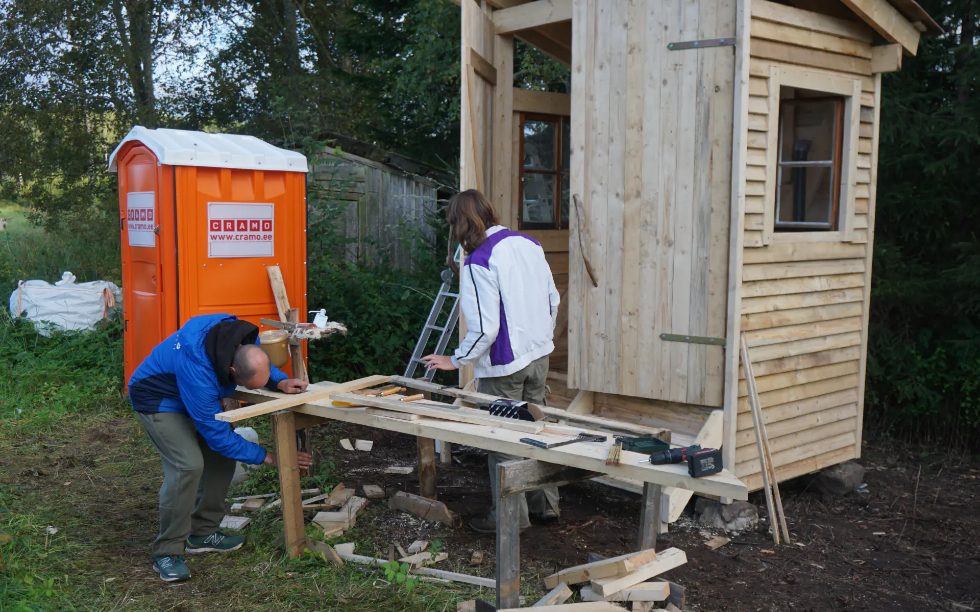 Verschalung und Dach sind fertig, nun werden noch die Türen fertiggestellt.