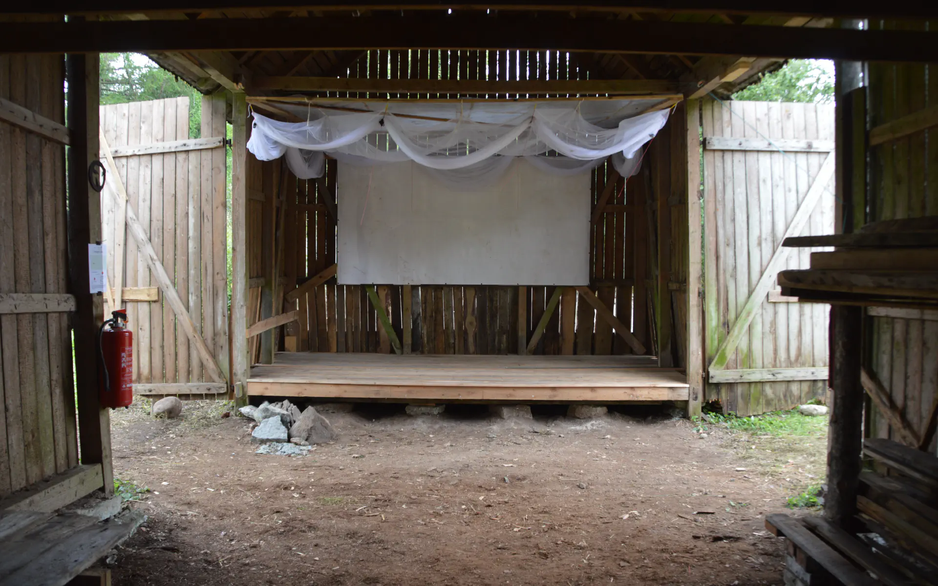 Die Wand hinter der Bühne hat nun eine neue Verschalung aus Brettern.