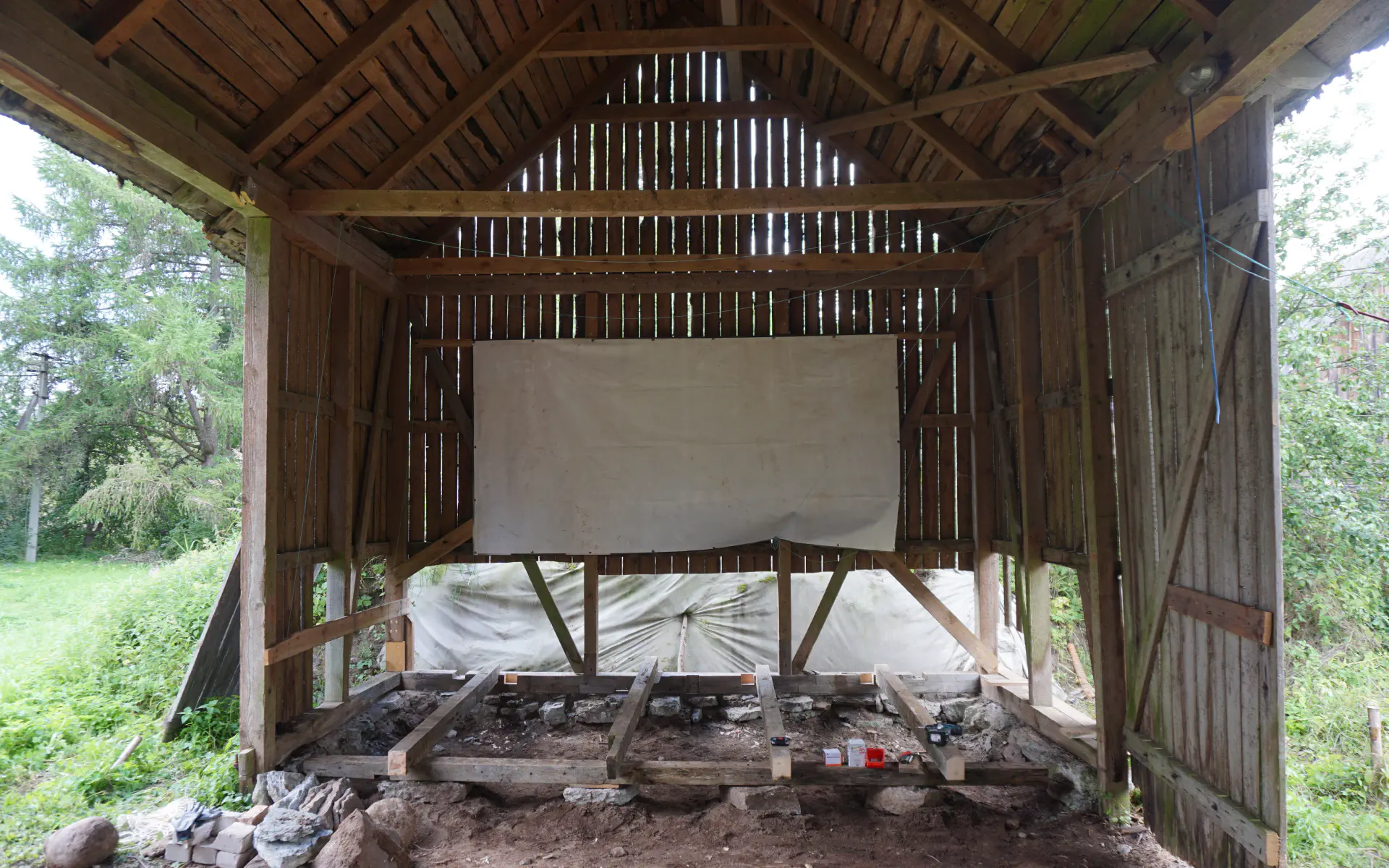 In der Scheune sind weitere Balken hinzugekommen, so dass ein stabiles Grundgerüst für die Bühne entstanden ist.