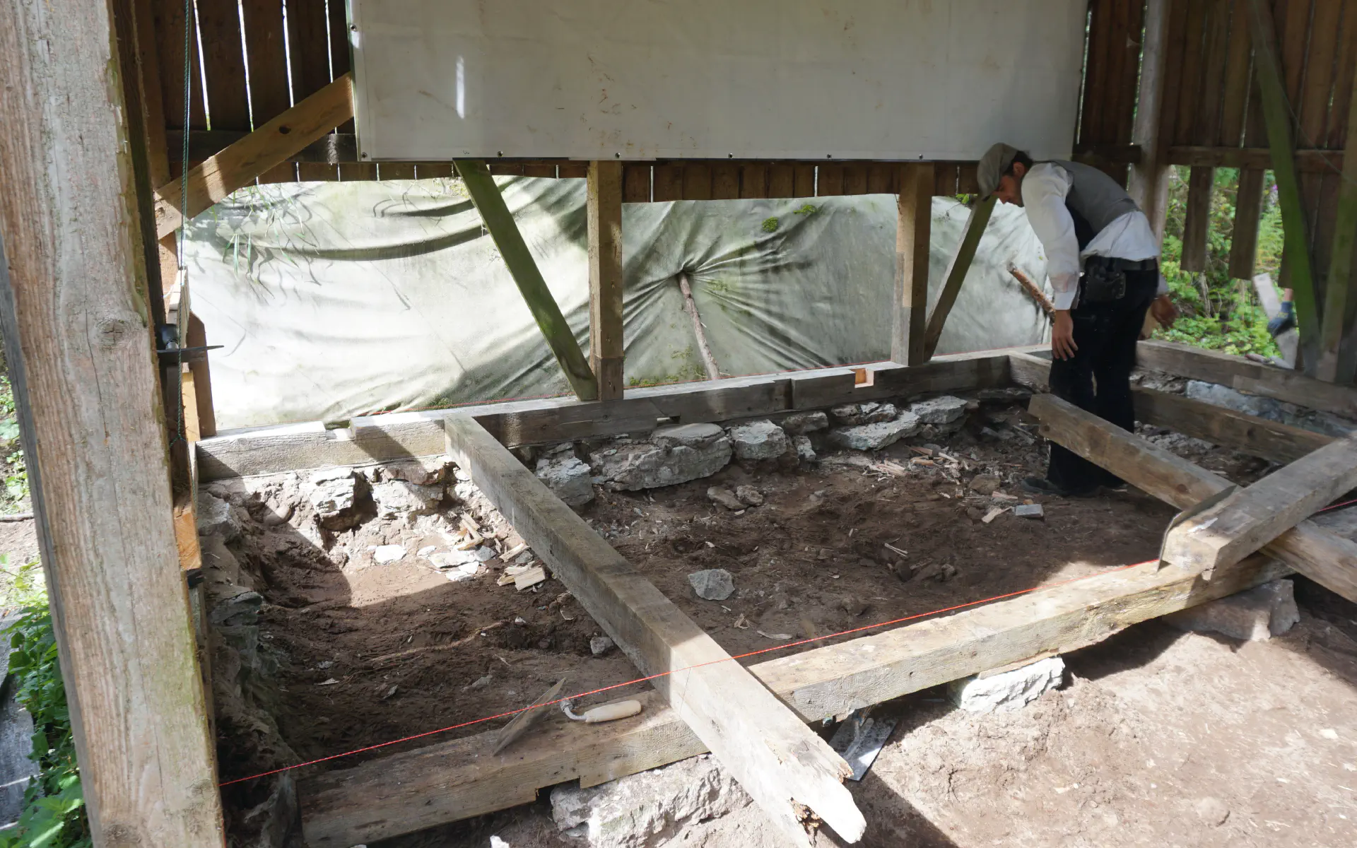 In der Scheune ist ein Grundgerüst aus Balken als Unterbau für die Bühne vorbereitet.