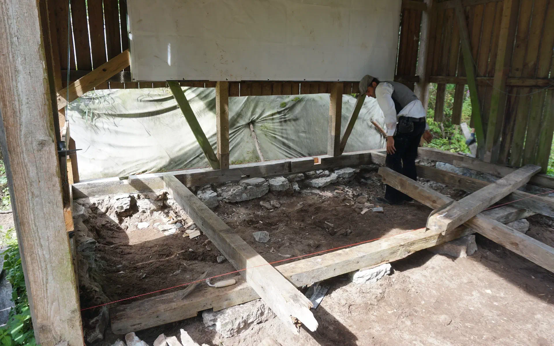 A basic framework of beams has been prepared in the barn as a substructure for the stage