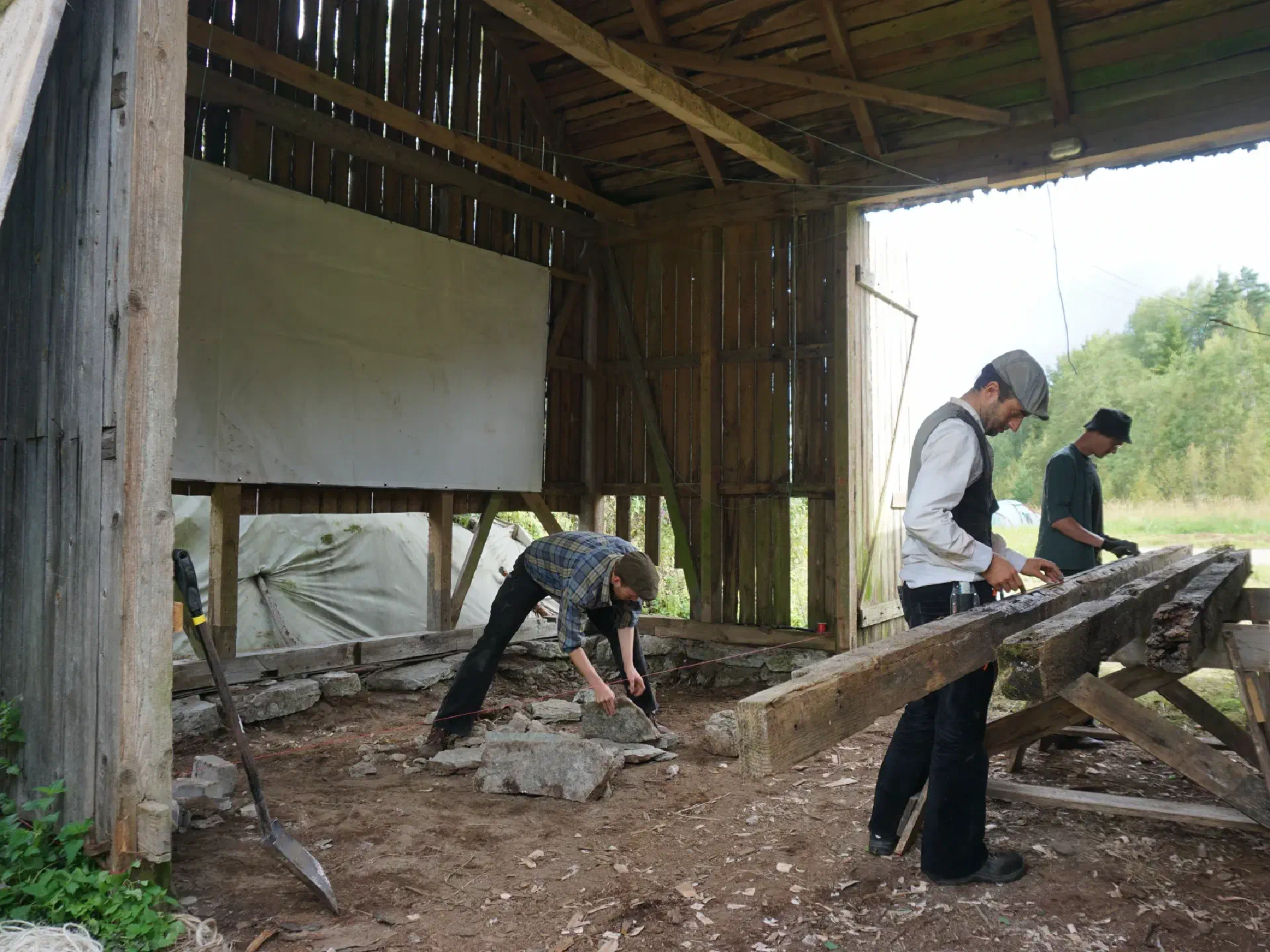 Anton and Lukas prepare the thresholds while Klaas repairs the foundation