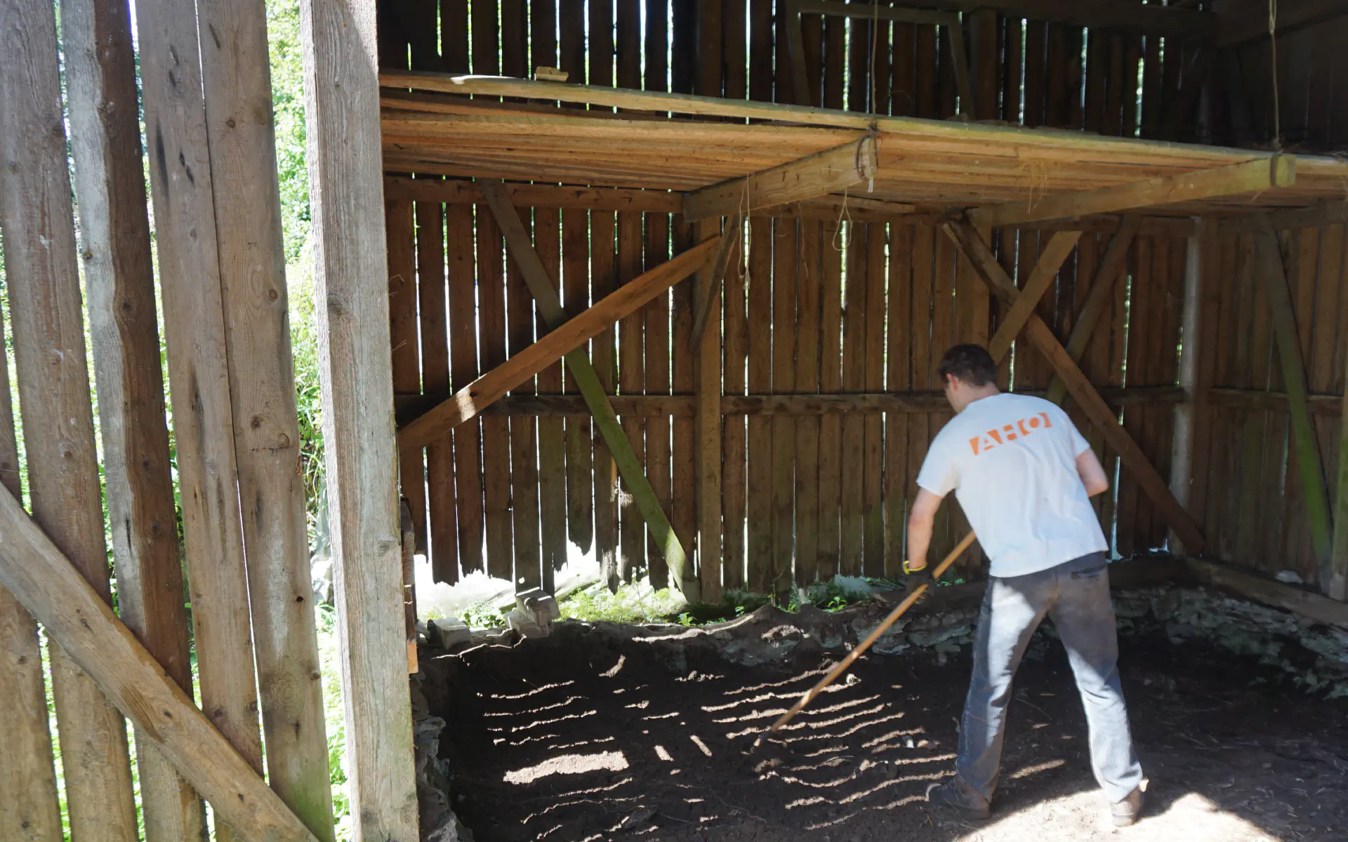 In der Rückwand der Scheune sind durch den Verwitterungsprozess Löcher entstanden