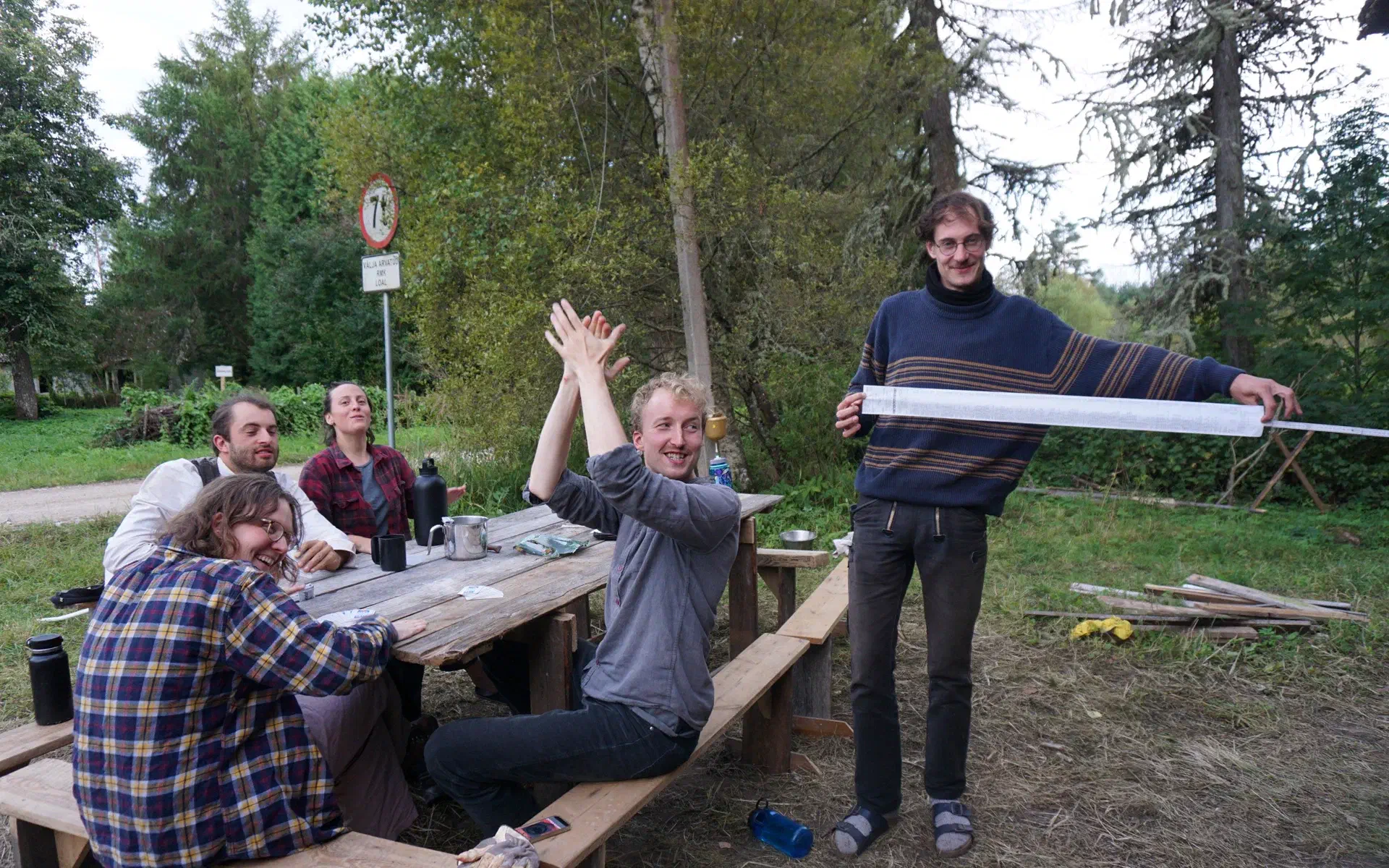 Lukas presents a very long receipt, Klaas claps his hands with joy.