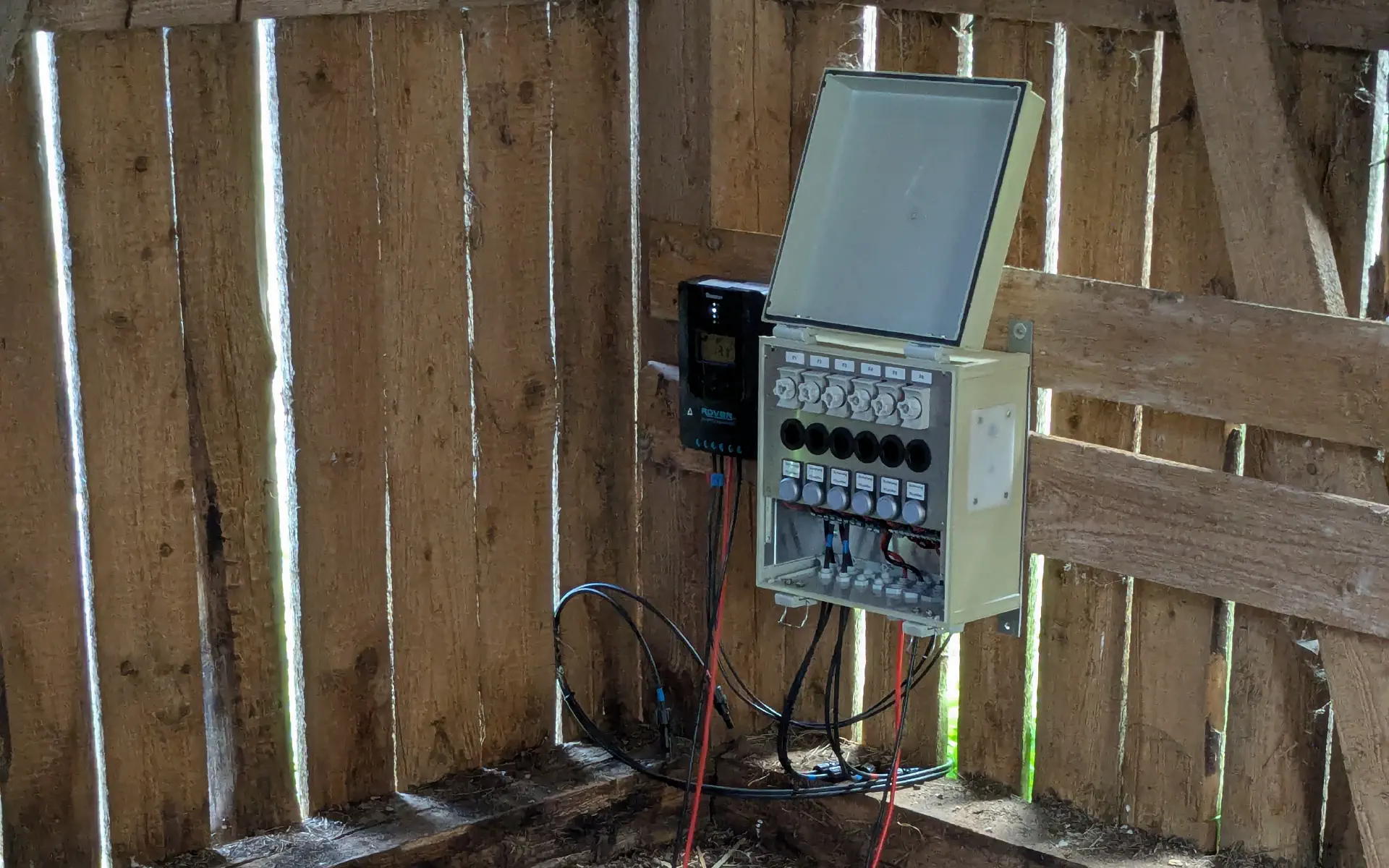 Der Sicherungskasten mit 6 Schmelzsicherungen und Leuchttastern. Daneben ein Solarladeregler