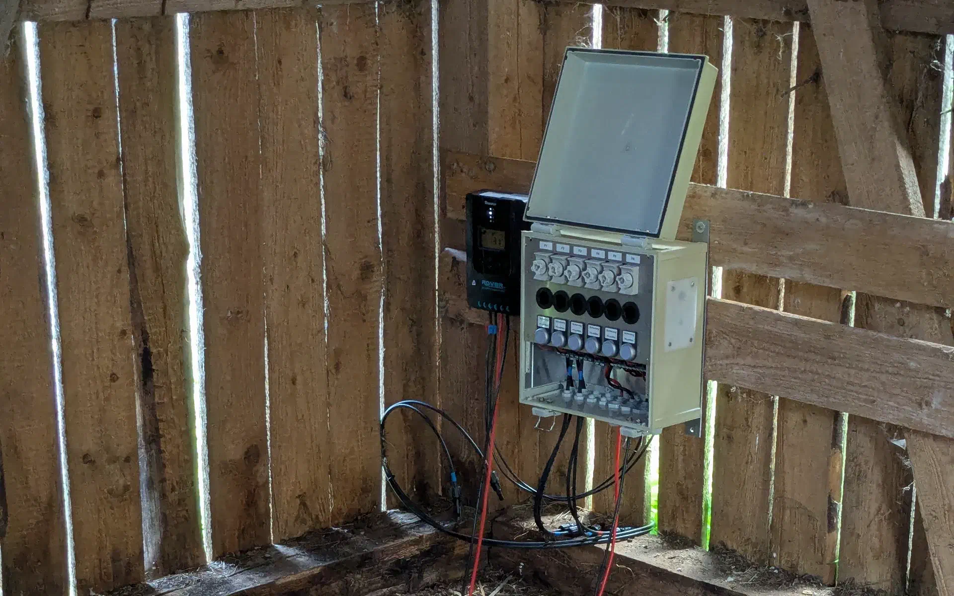 The fuse box with 6 fuses and illuminated buttons. Next to it is a solar charge controller.