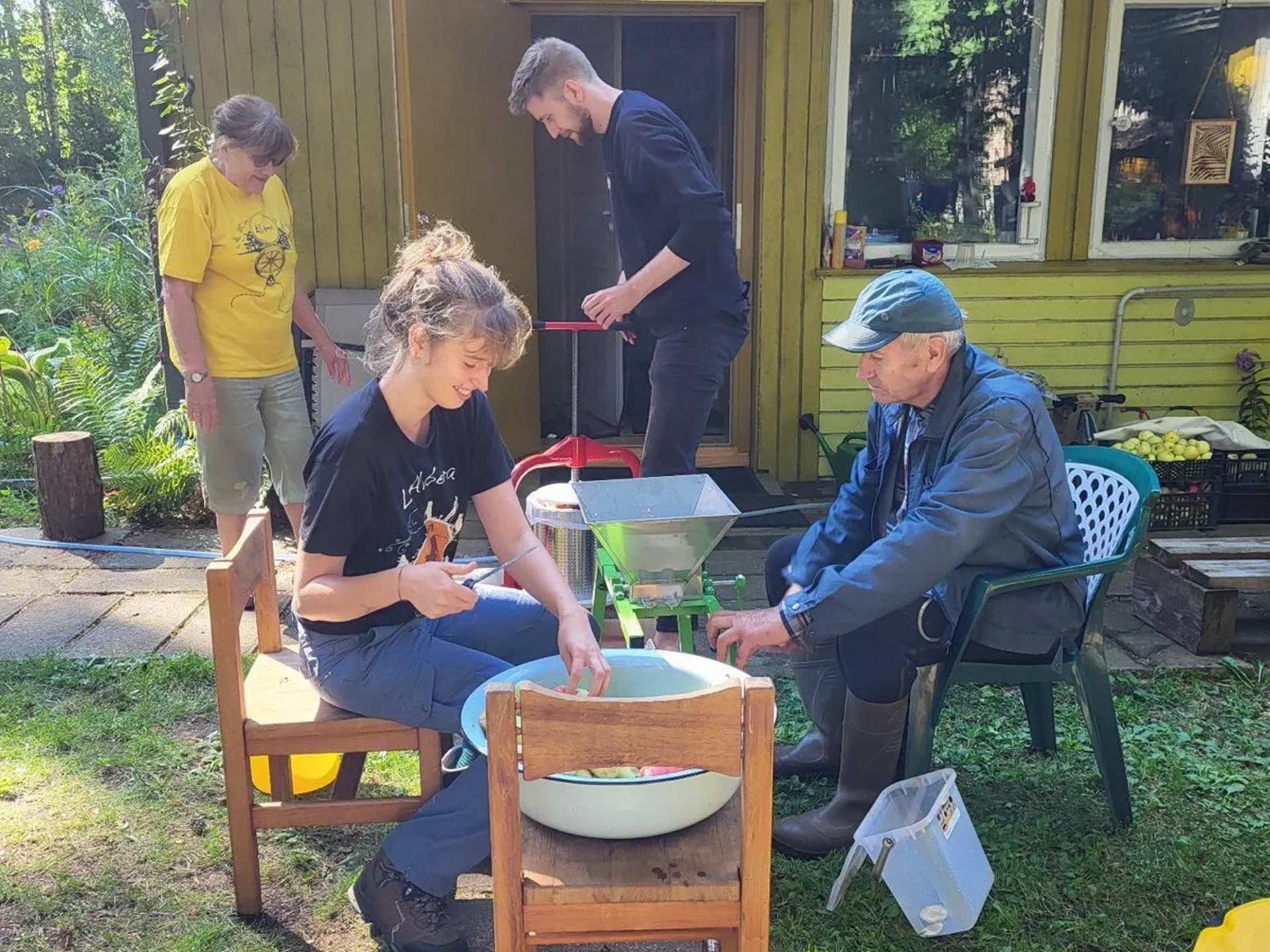 Luise and the Vappers prepare apples to be pressed