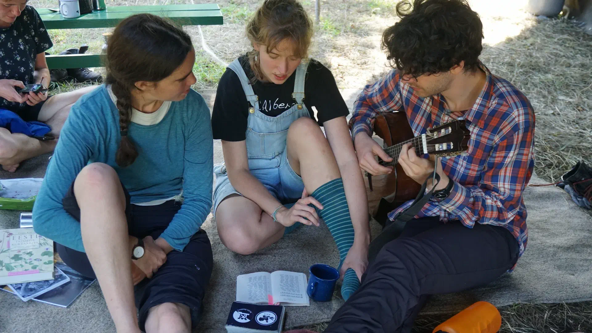 Anna, Luise and David sing with the guitar