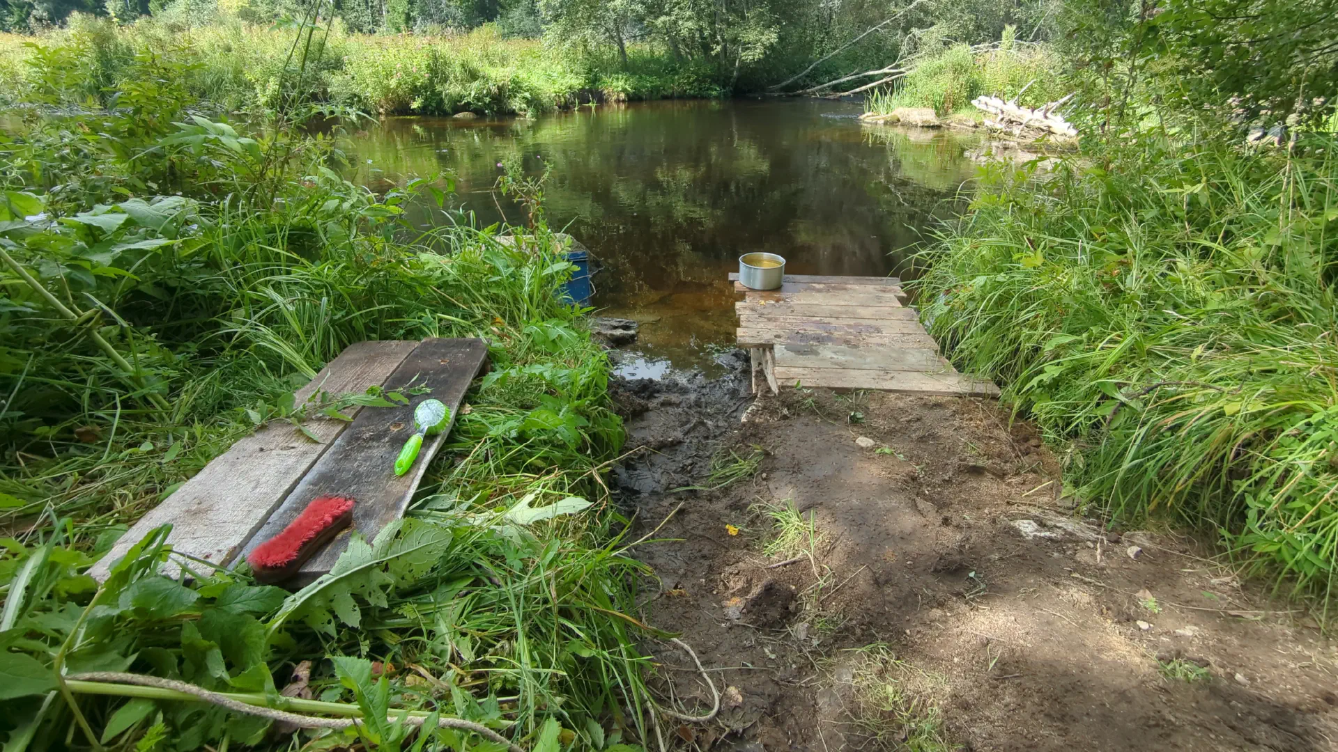 A footbridge now runs into the Kunda River, on the left you can see the blue metal box that previously served as a refrigerator