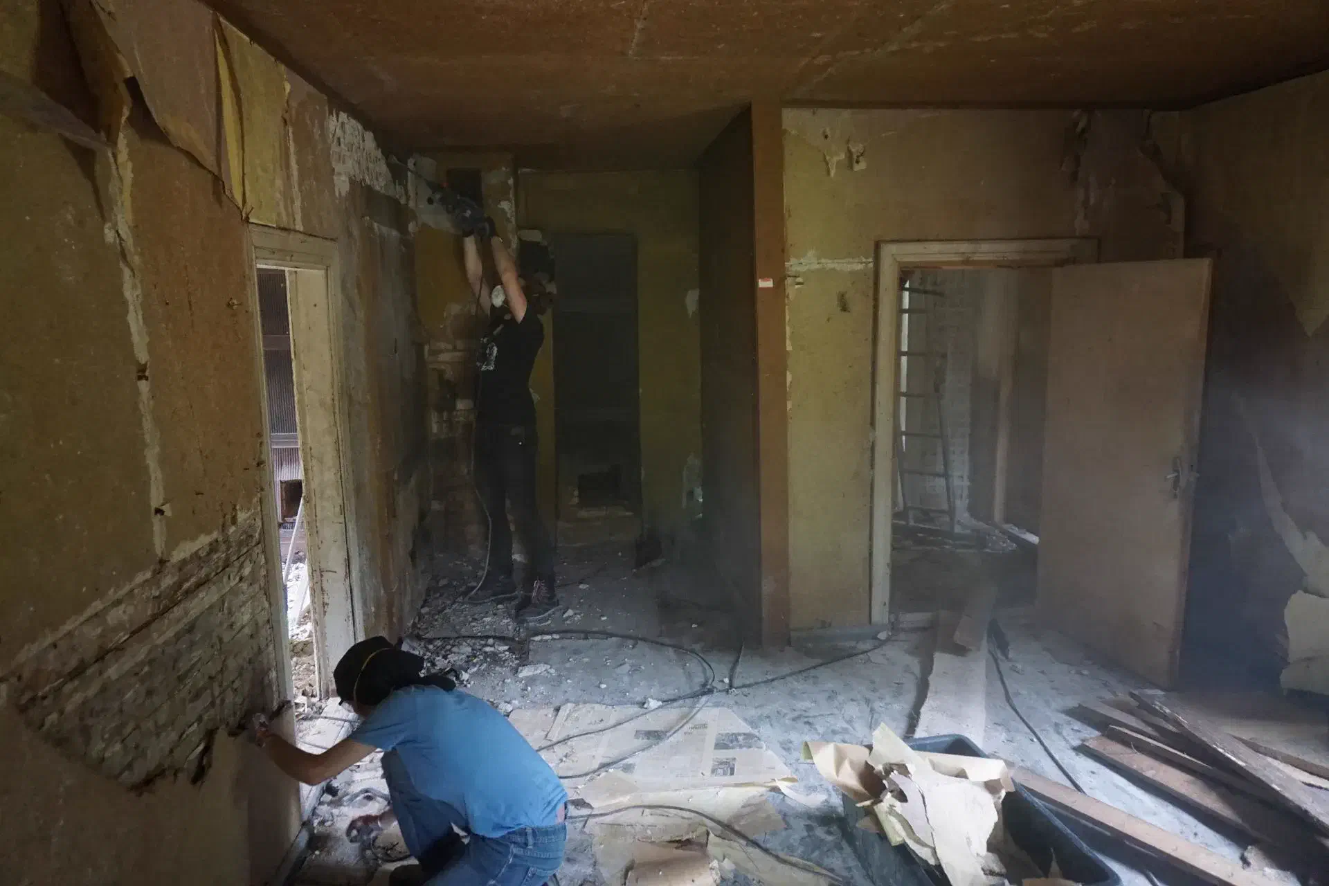 Plaster is being knocked off in the hallway of the main house. Quite dusty!