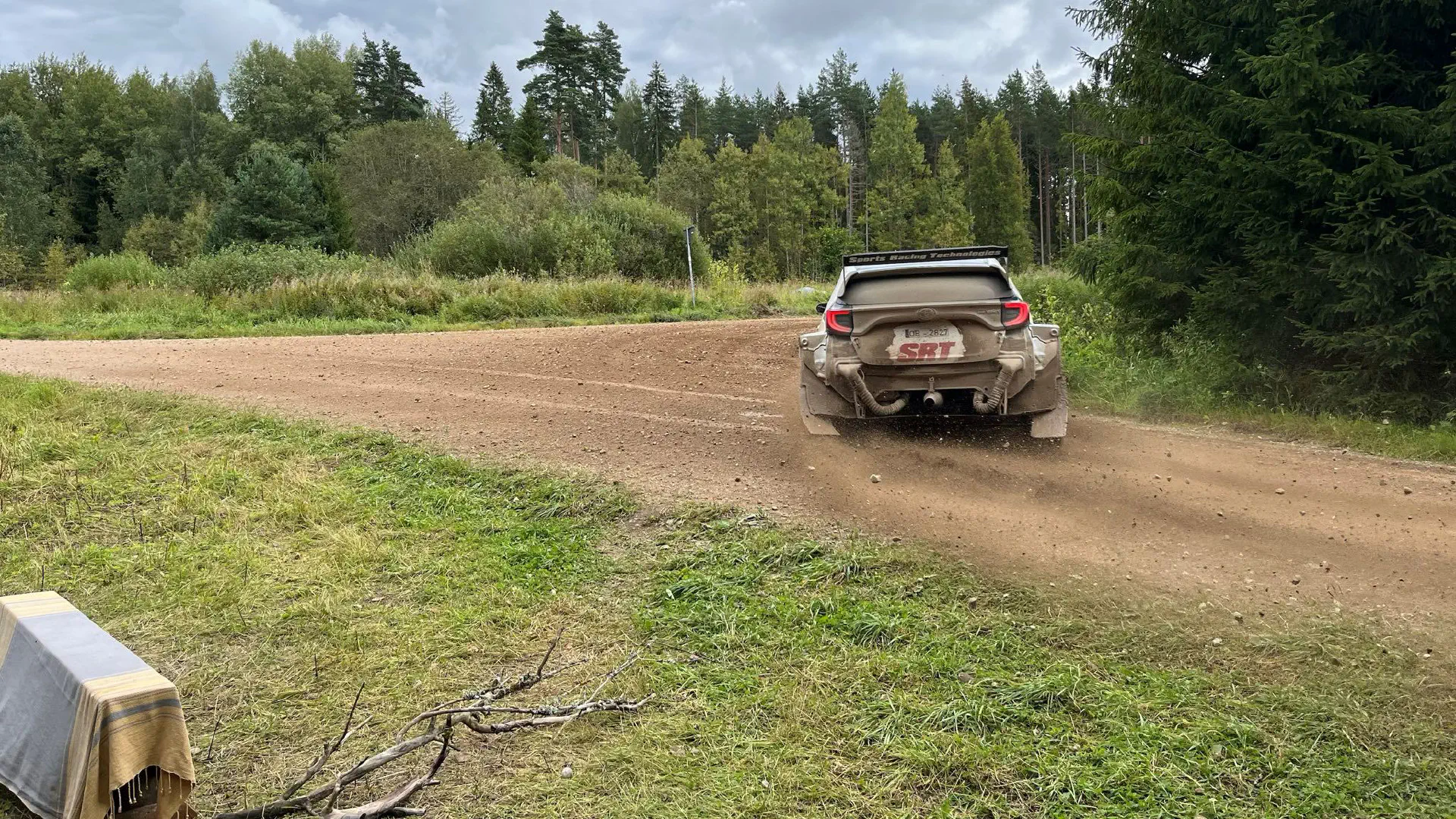 Das Rallyeauto driftet in die Kurve
