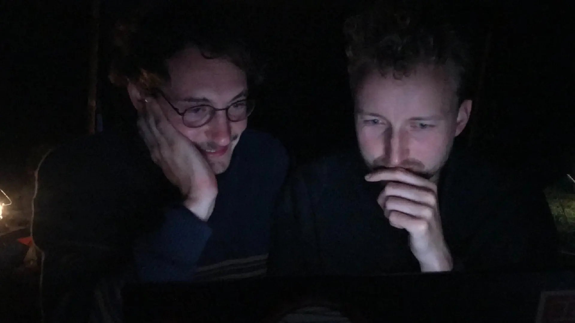 Lukas und Klaas arbeiten im Dunkeln am Computer