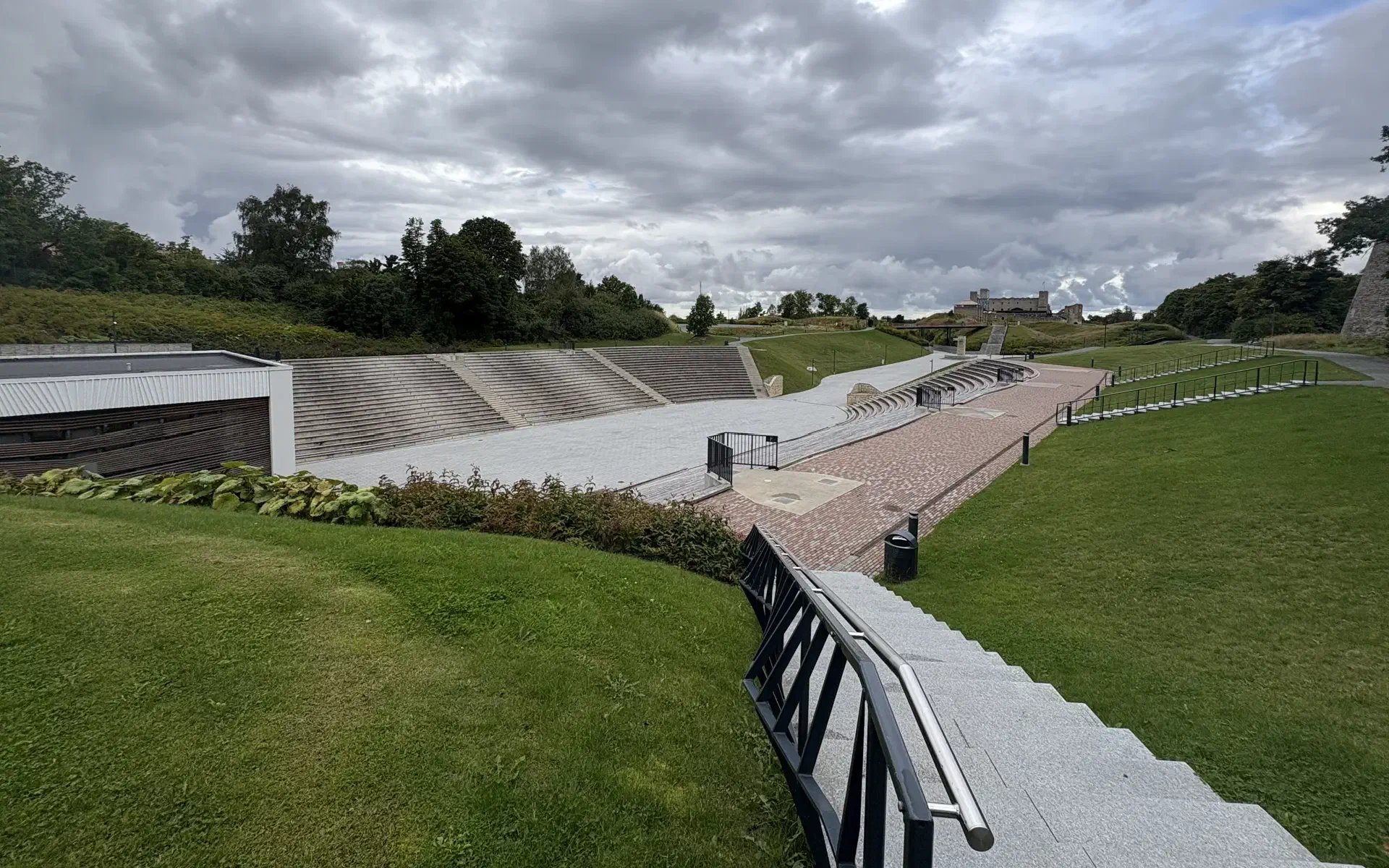 In the foreground, the singers' field with spectator stands. In the background, Rakvere Castle.
