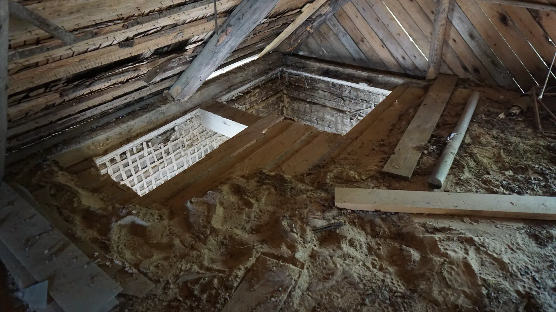 A hole has been sawn in the attic floor, the sand above it is gone.