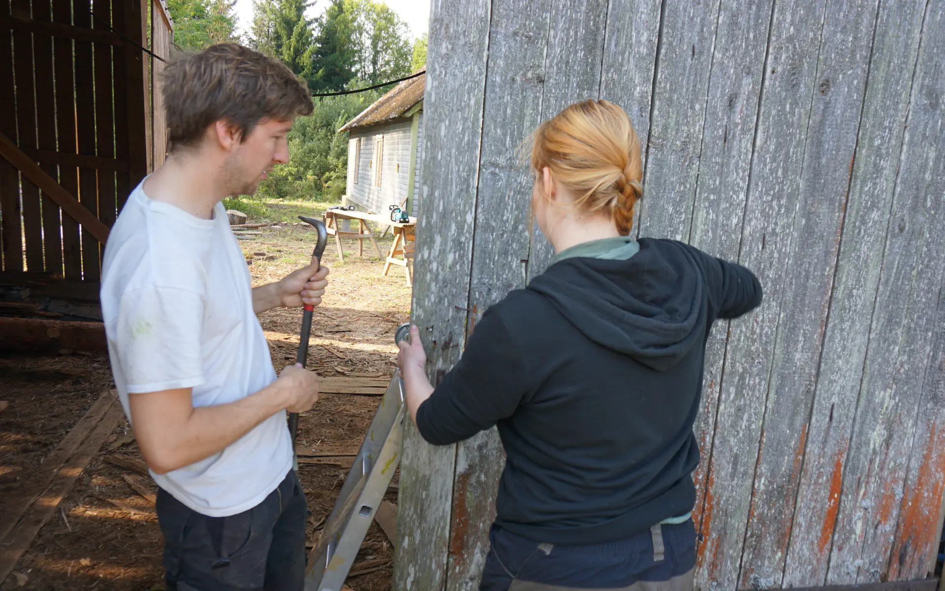 Uli and Mille fix the gate