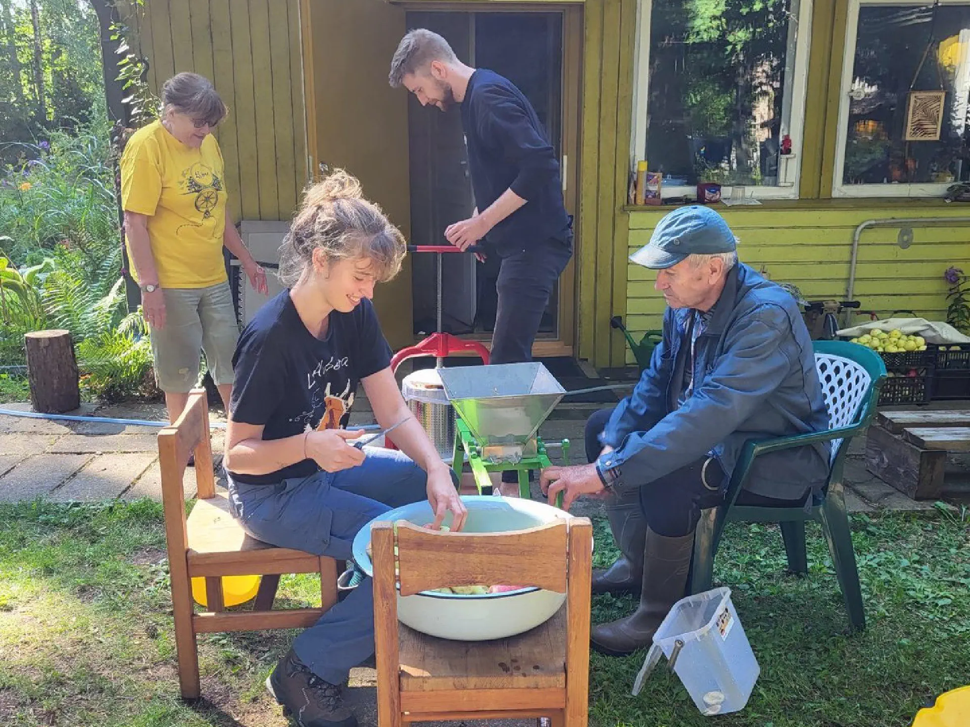 Luise and the Vappers prepare apples to be pressed