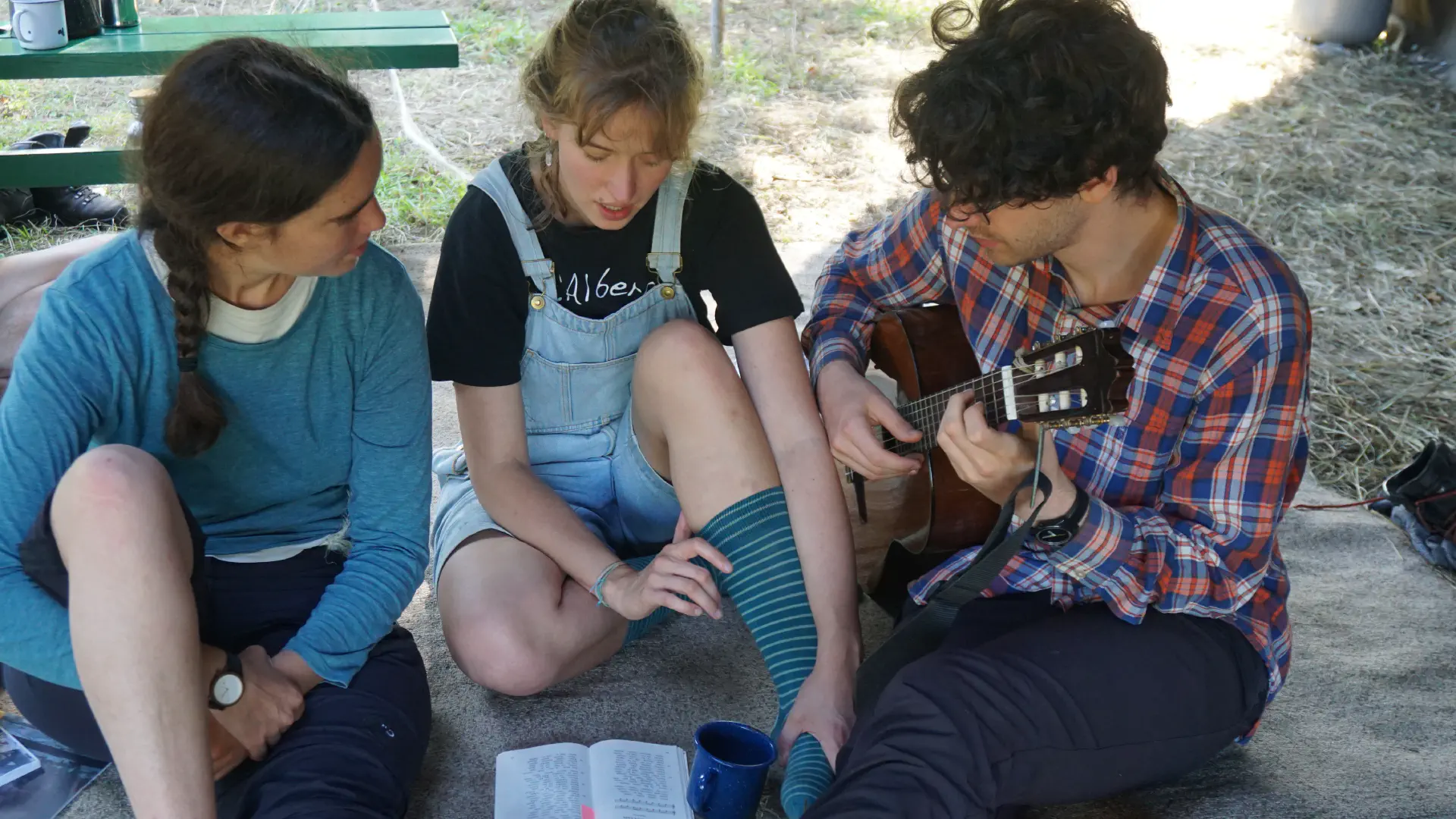 Anna, Luise and David sing with the guitar