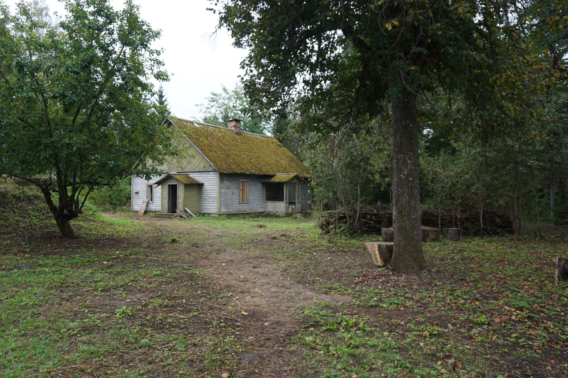 Das Haupthaus des Hofes Rihula von der Seite gesehen